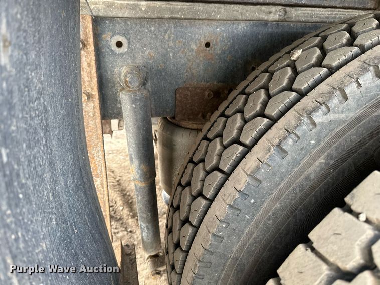 image for item DN0928 2001 International  9400I flatbed truck