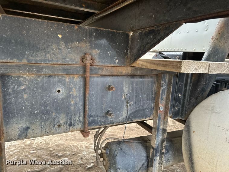 image for item DN0928 2001 International  9400I flatbed truck