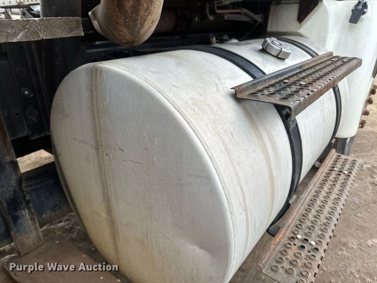 image for item DN0928 2001 International  9400I flatbed truck