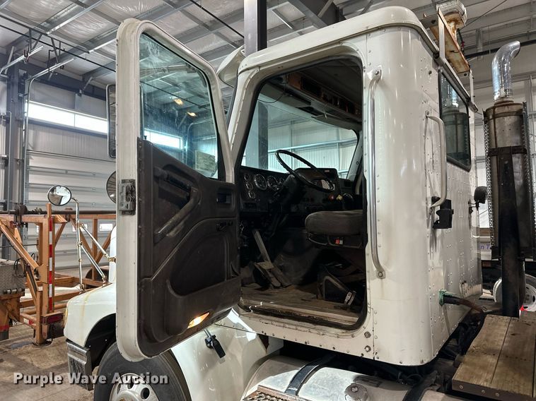 image for item DN0928 2001 International  9400I flatbed truck