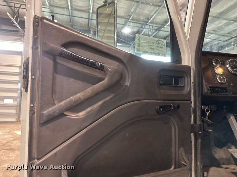 image for item DN0928 2001 International  9400I flatbed truck