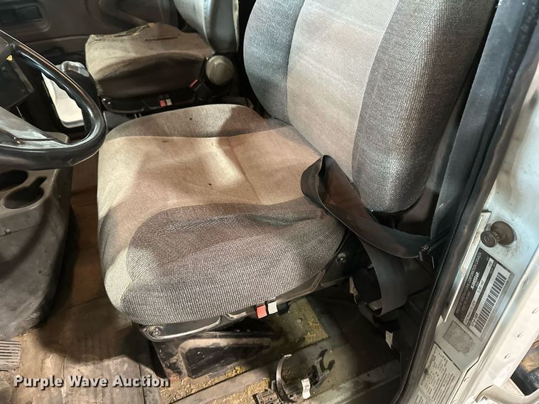 image for item DN0928 2001 International  9400I flatbed truck