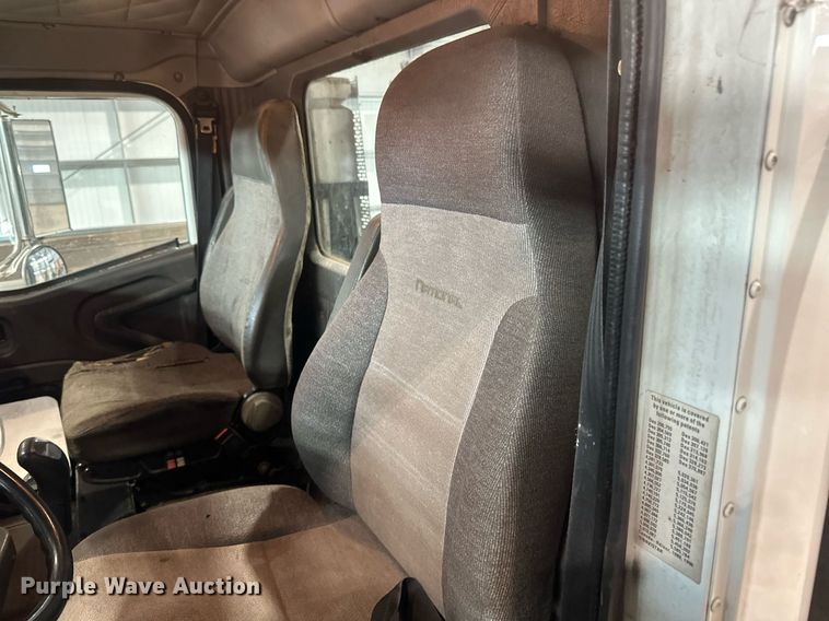 image for item DN0928 2001 International  9400I flatbed truck