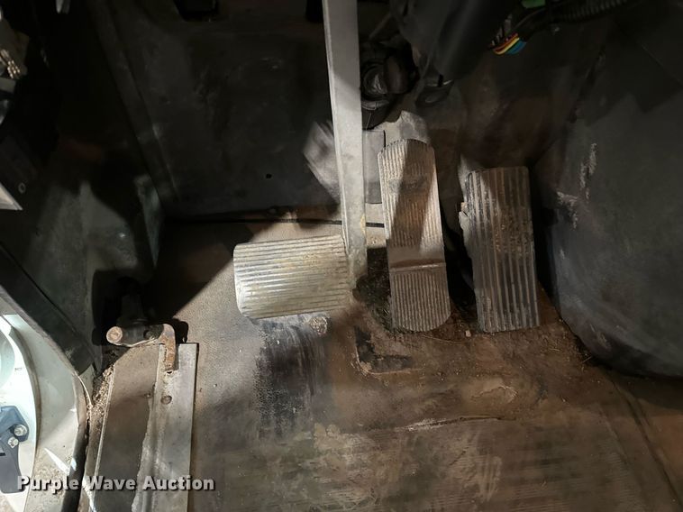 image for item DN0928 2001 International  9400I flatbed truck