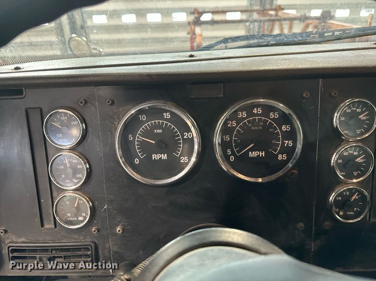 image for item DN0928 2001 International  9400I flatbed truck