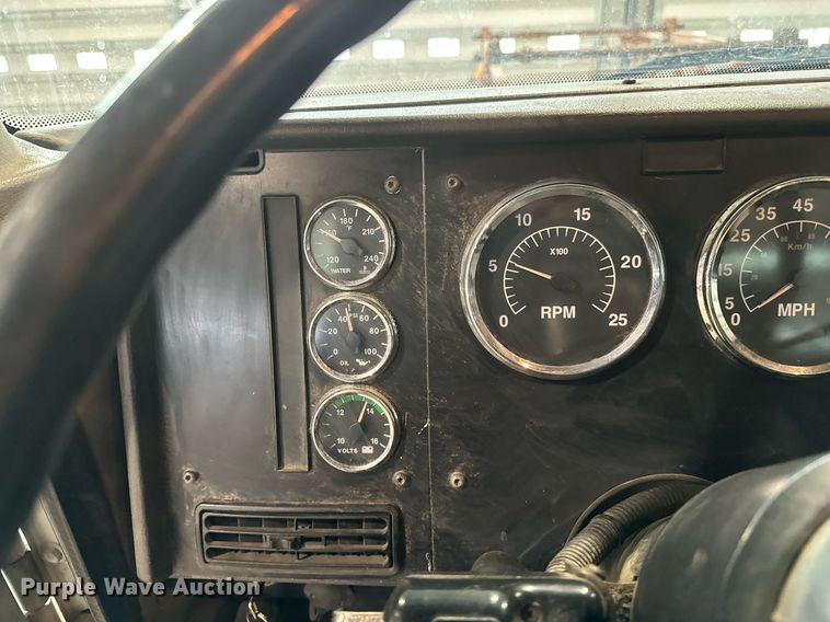 image for item DN0928 2001 International  9400I flatbed truck