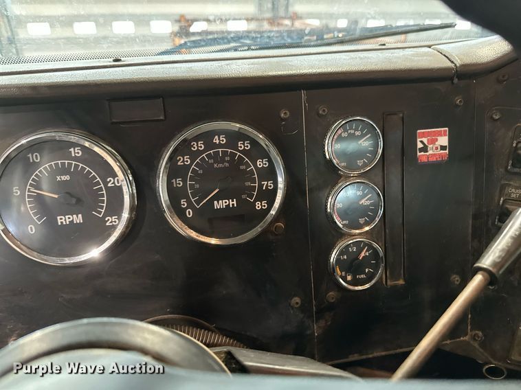 image for item DN0928 2001 International  9400I flatbed truck