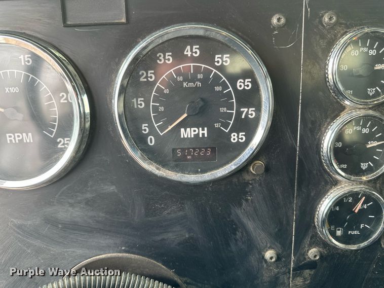 image for item DN0928 2001 International  9400I flatbed truck