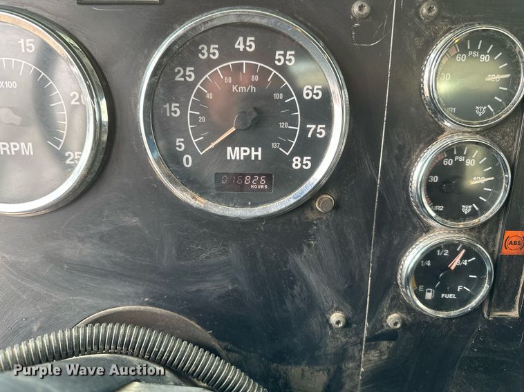 image for item DN0928 2001 International  9400I flatbed truck