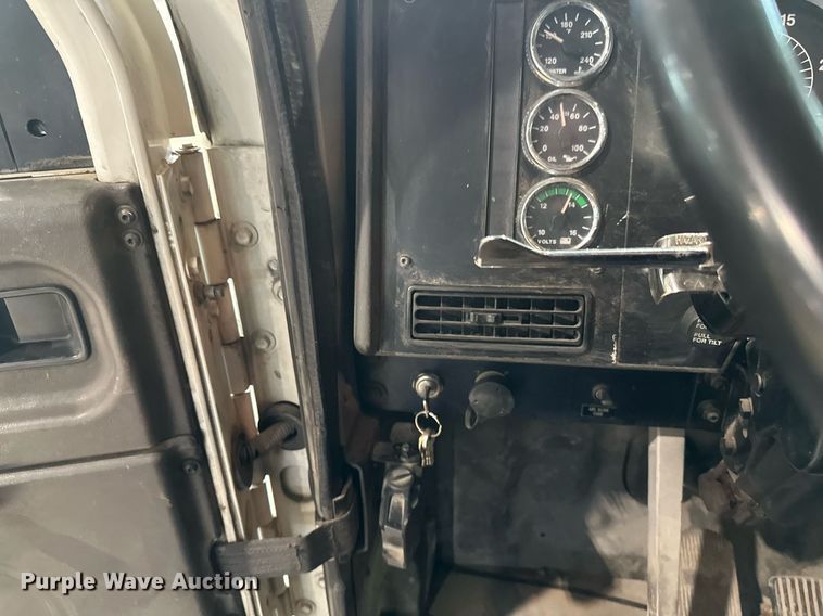 image for item DN0928 2001 International  9400I flatbed truck