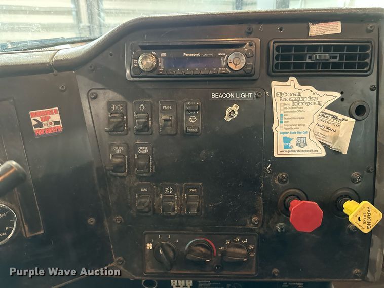 image for item DN0928 2001 International  9400I flatbed truck