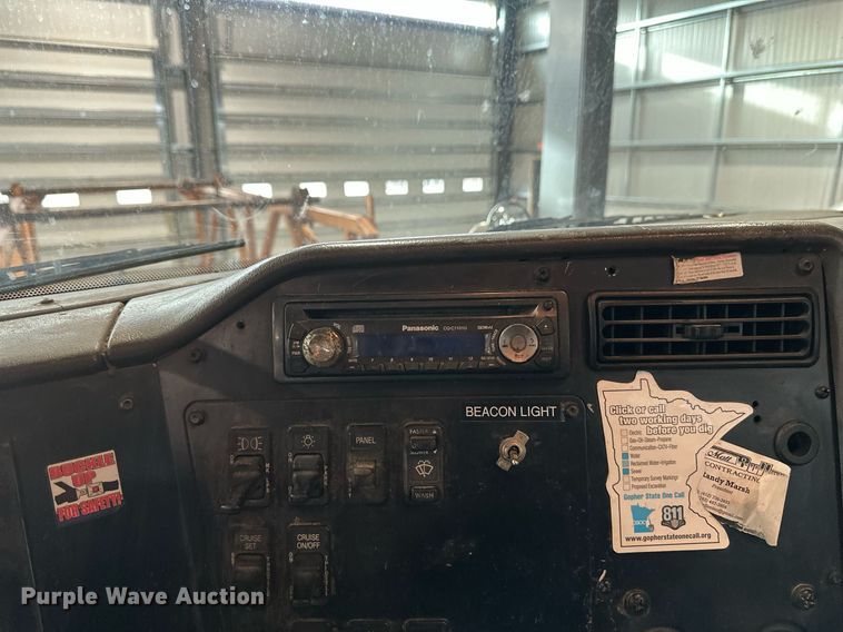 image for item DN0928 2001 International  9400I flatbed truck