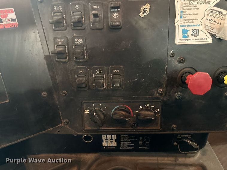 image for item DN0928 2001 International  9400I flatbed truck