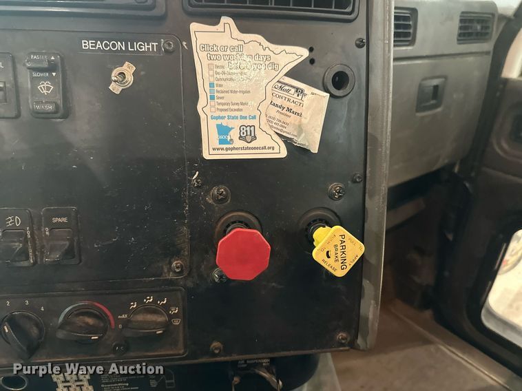 image for item DN0928 2001 International  9400I flatbed truck