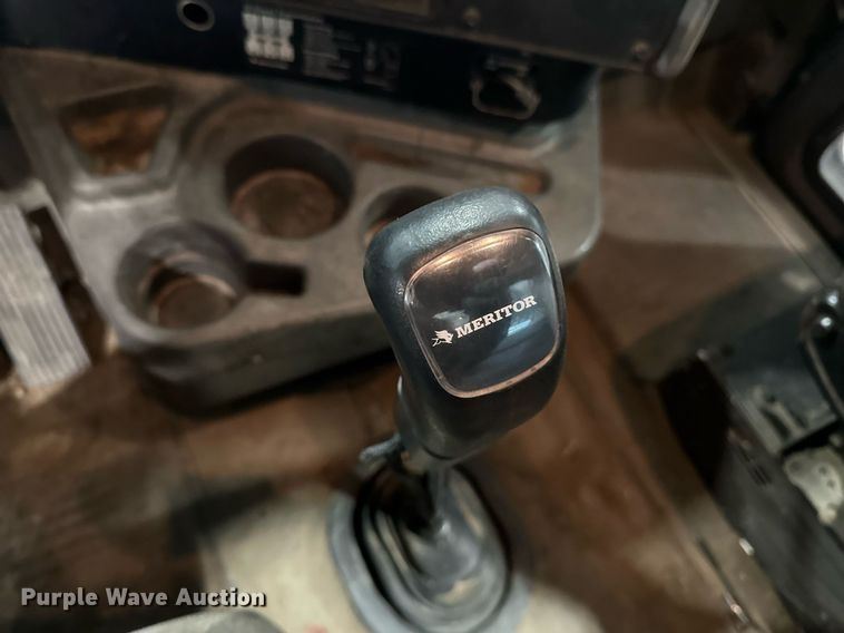 image for item DN0928 2001 International  9400I flatbed truck