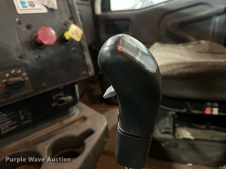 image for item DN0928 2001 International  9400I flatbed truck