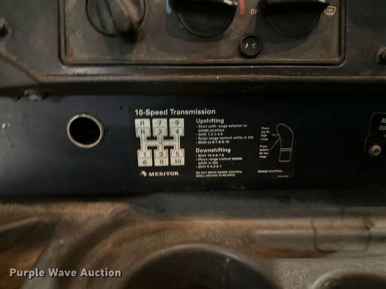 image for item DN0928 2001 International  9400I flatbed truck