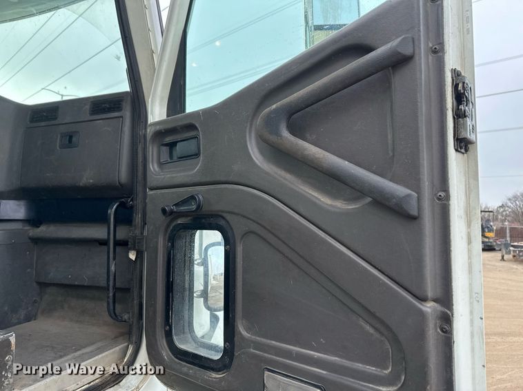 image for item DN0928 2001 International  9400I flatbed truck