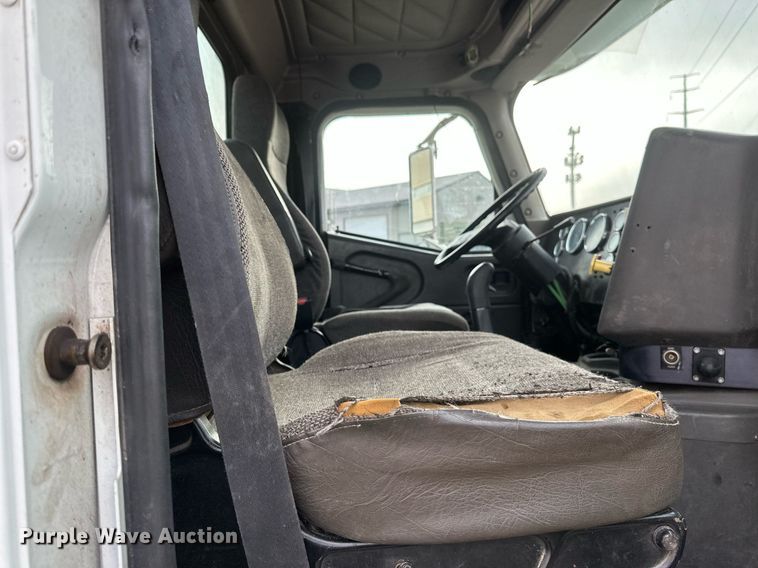 image for item DN0928 2001 International  9400I flatbed truck