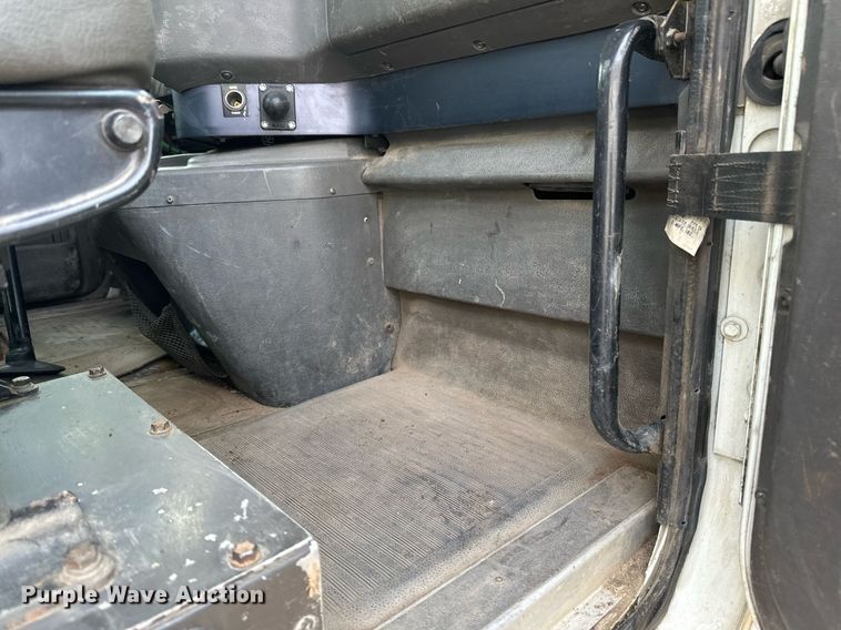 image for item DN0928 2001 International  9400I flatbed truck