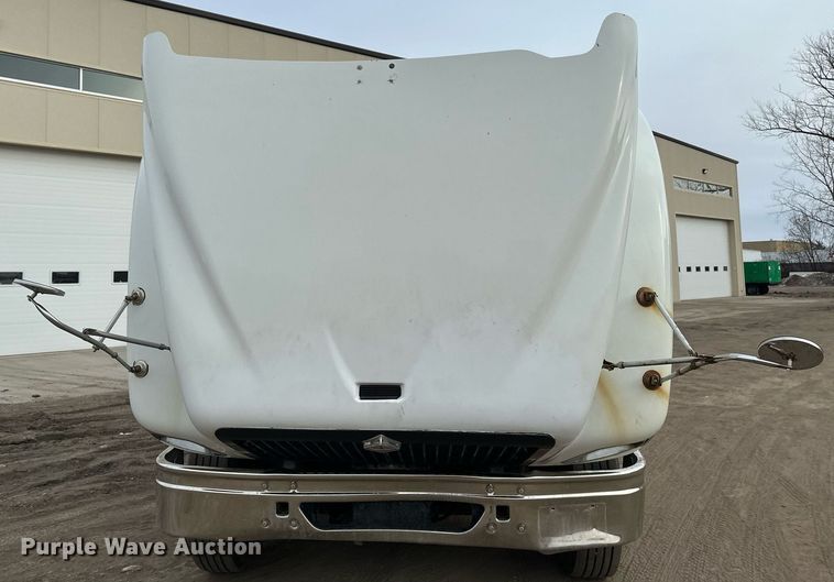 image for item DN0928 2001 International  9400I flatbed truck