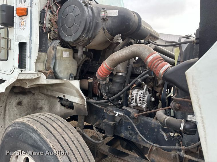 image for item DN0928 2001 International  9400I flatbed truck