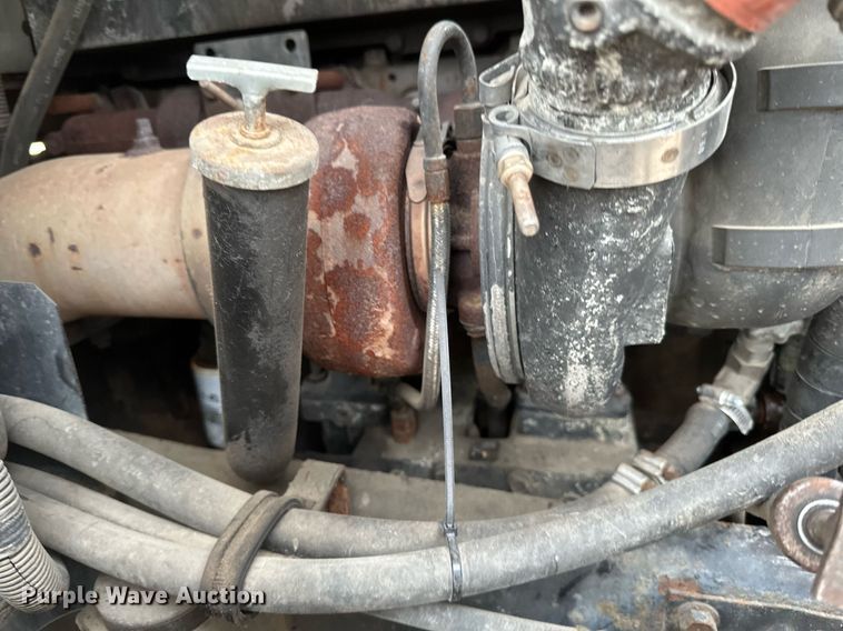 image for item DN0928 2001 International  9400I flatbed truck