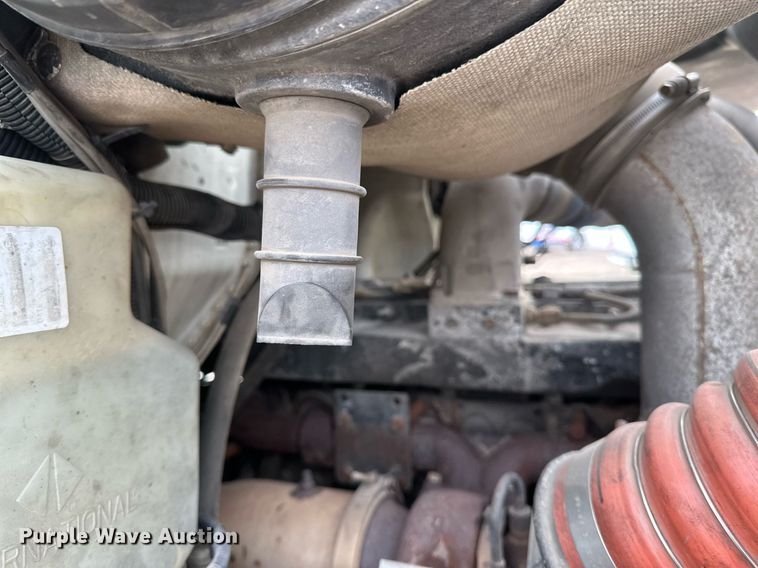 image for item DN0928 2001 International  9400I flatbed truck