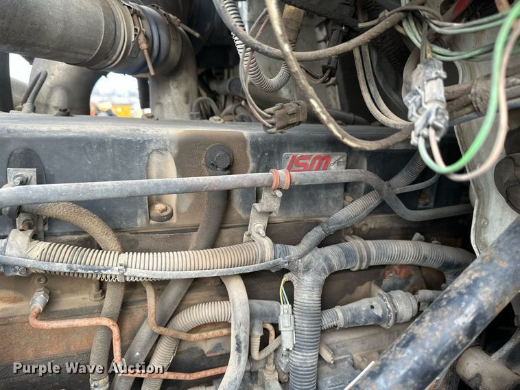 image for item DN0928 2001 International  9400I flatbed truck