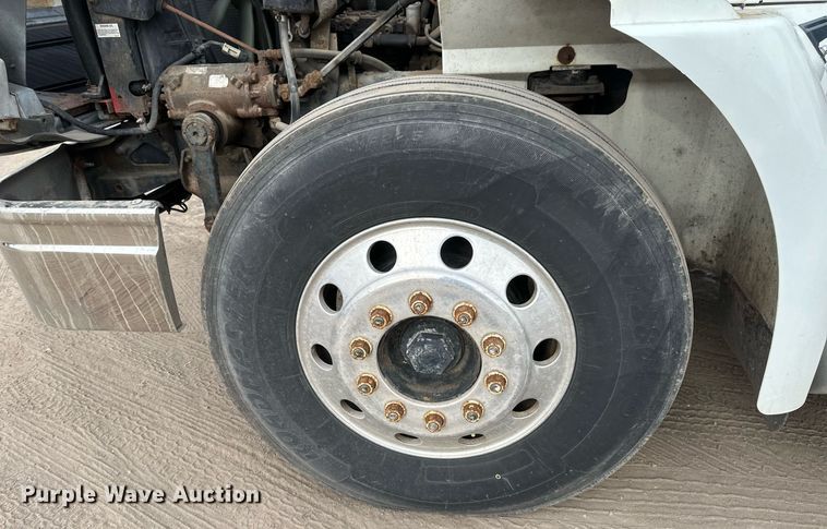 image for item DN0928 2001 International  9400I flatbed truck