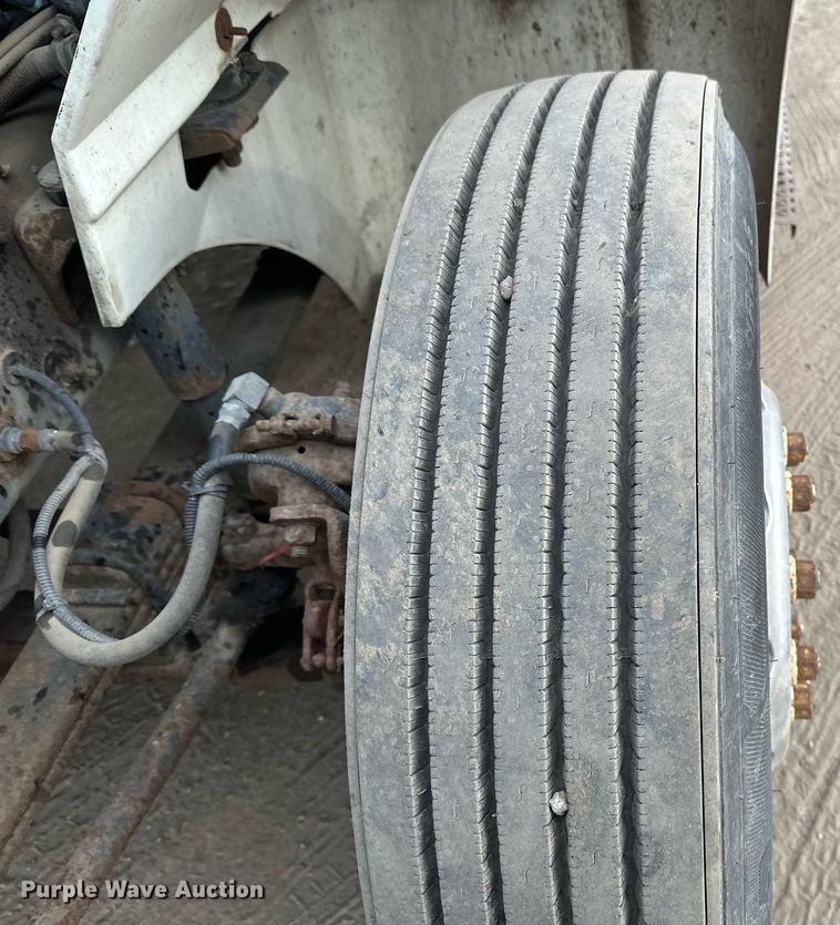 image for item DN0928 2001 International  9400I flatbed truck