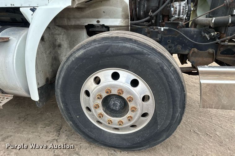 image for item DN0928 2001 International  9400I flatbed truck