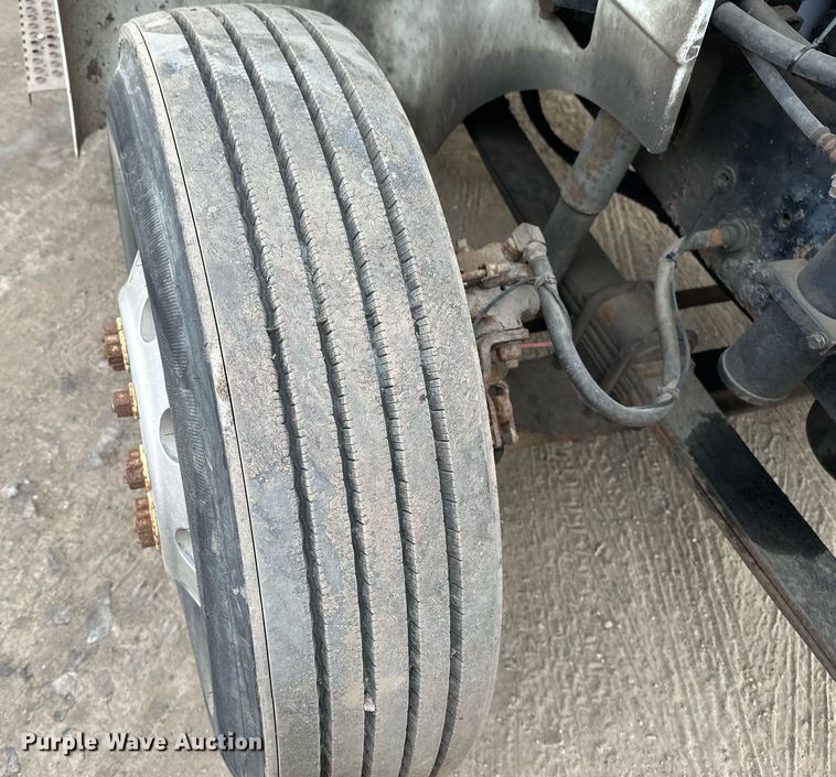 image for item DN0928 2001 International  9400I flatbed truck