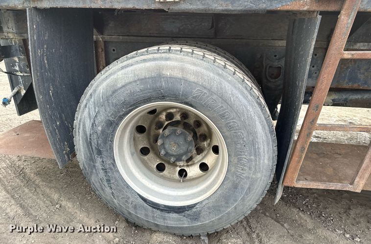 image for item DN0928 2001 International  9400I flatbed truck