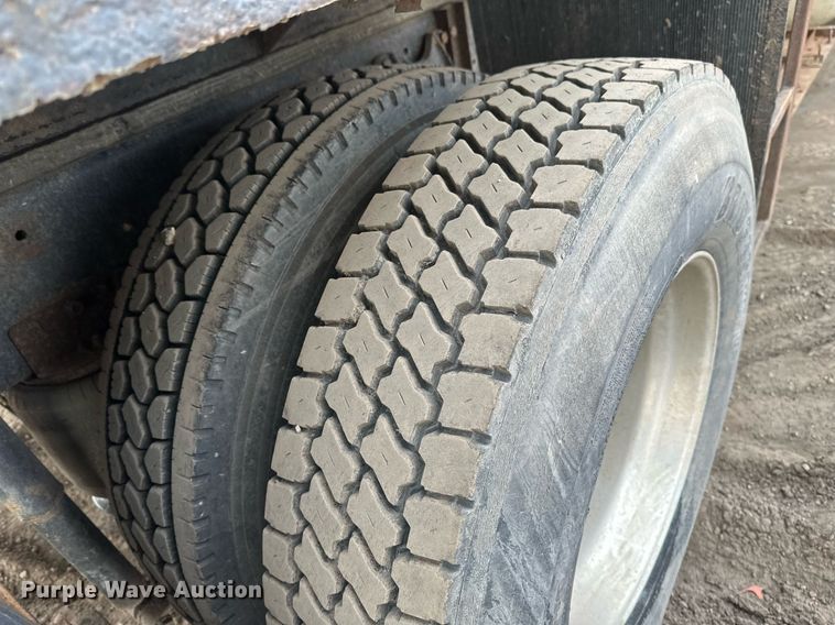 image for item DN0928 2001 International  9400I flatbed truck