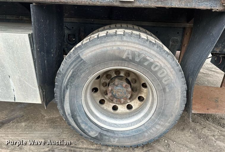 image for item DN0928 2001 International  9400I flatbed truck