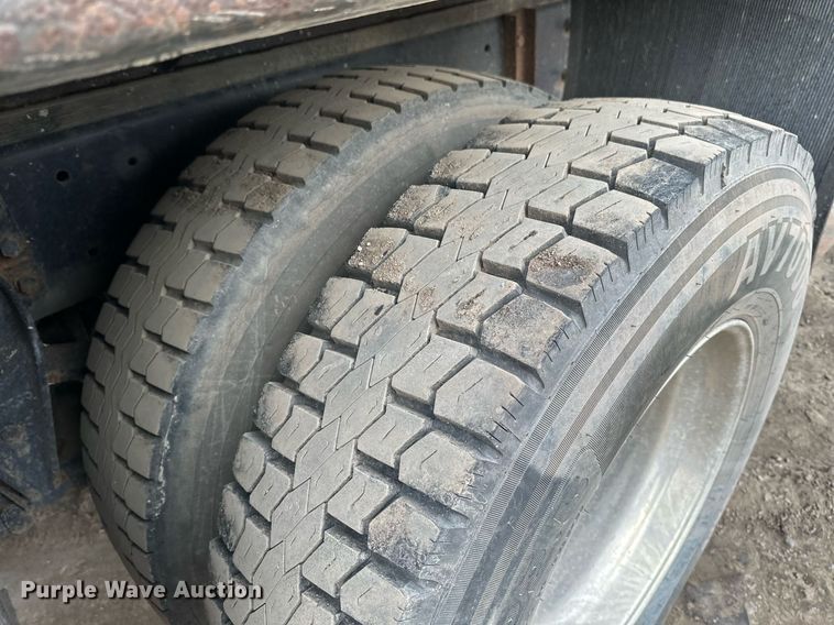 image for item DN0928 2001 International  9400I flatbed truck