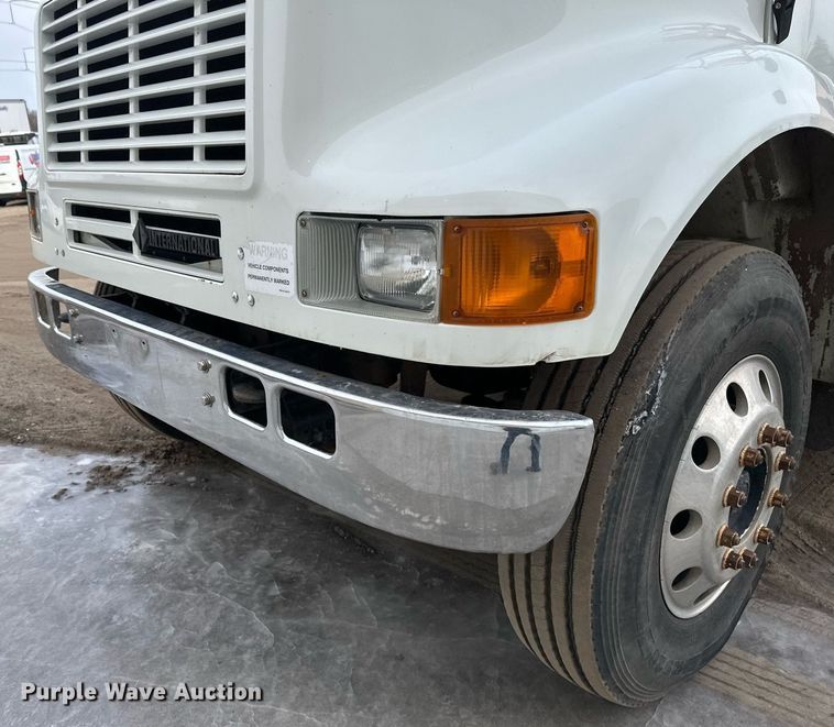 image for item DN0931 2002 International  8100 dump flatbed truck