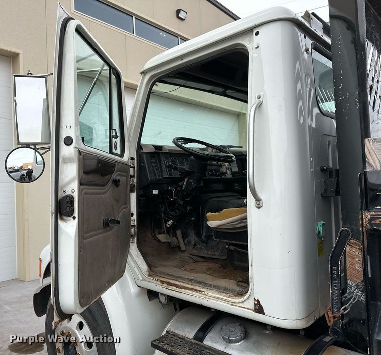 image for item DN0931 2002 International  8100 dump flatbed truck