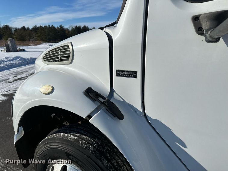 image for item DN0947 2003 Freightliner  M2 utility / service truck