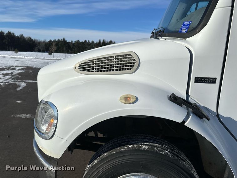 image for item DN0947 2003 Freightliner  M2 utility / service truck