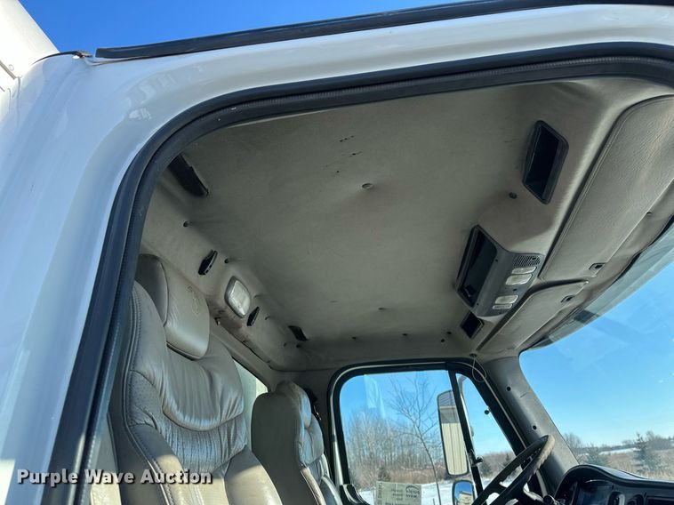 image for item DN0947 2003 Freightliner  M2 utility / service truck