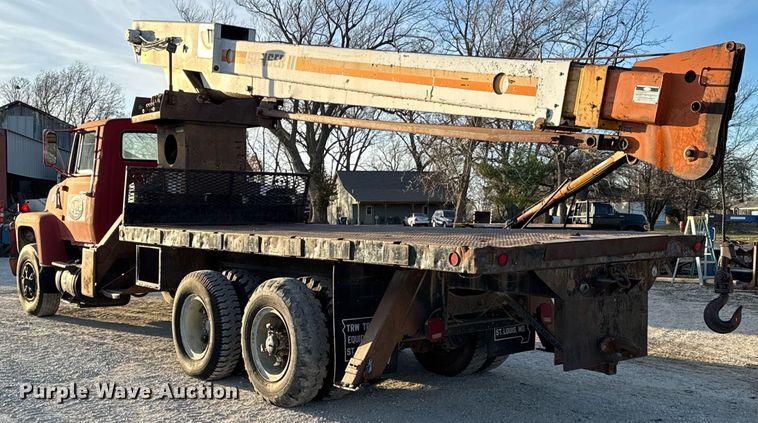 image for item DO0055 1978 Ford F800 crane truck