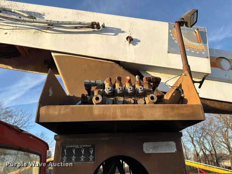 image for item DO0055 1978 Ford F800 crane truck