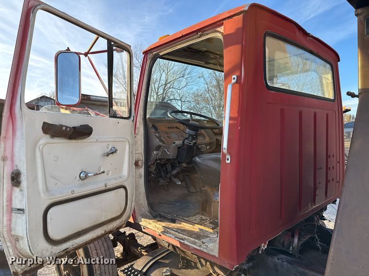 image for item DO0055 1978 Ford F800 crane truck