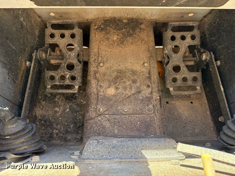 image for item DO2590 2008 Bobcat S300 skid steer loader