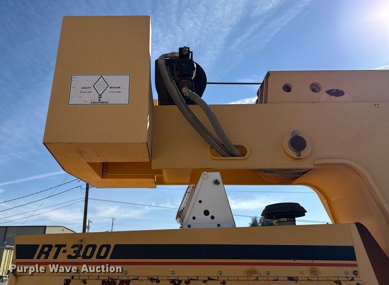 image for item DO2601 2011 Broderson RT-300-2F crane