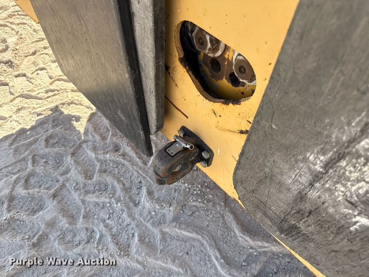 image for item DO2601 2011 Broderson RT-300-2F crane