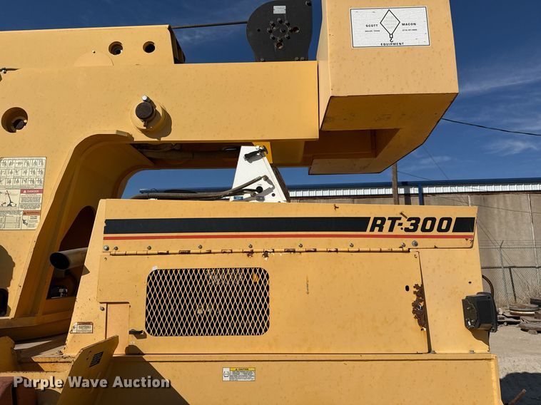 image for item DO2601 2011 Broderson RT-300-2F crane