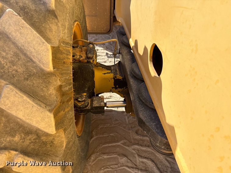 image for item DO2601 2011 Broderson RT-300-2F crane